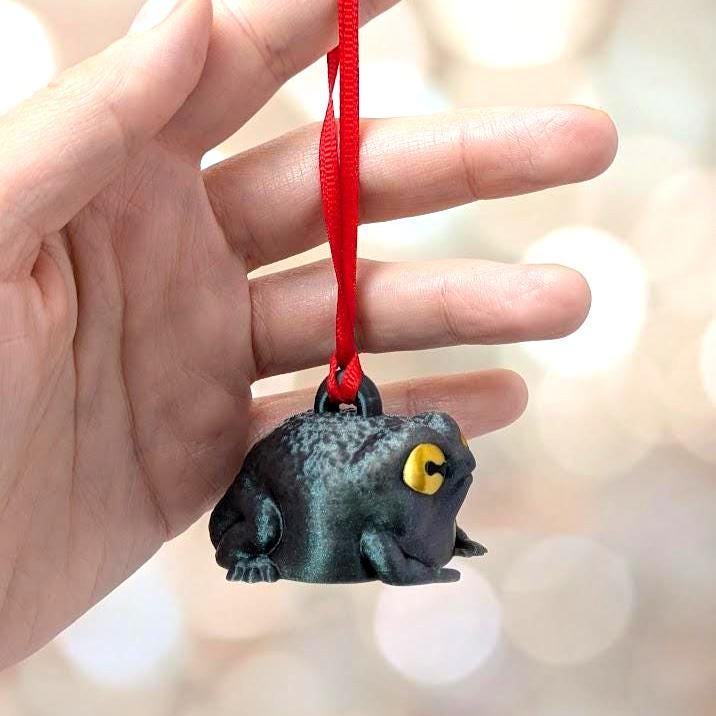 Judgmental Frog Ornament: Grumpy Toad Christmas Tree Decor - Funny Animal Sculpture
