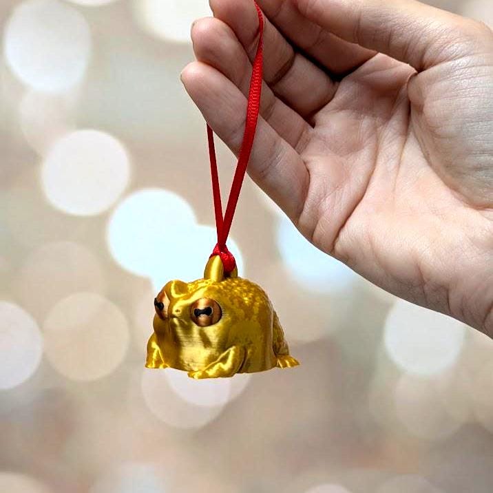 Judgmental Frog Ornament: Grumpy Toad Christmas Tree Decor - Funny Animal Sculpture