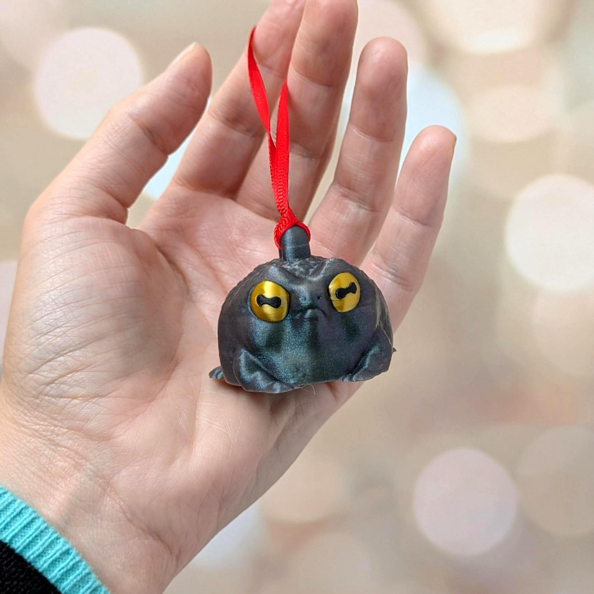 Judgmental Frog Ornament: Grumpy Toad Christmas Tree Decor - Funny Animal Sculpture