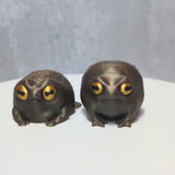 Judgmental Frog Figurine – Funny Grumpy Frog Desk Toy, Passive Aggressive Gift, Weird Animal Decor, Cute Rainfrog Sculpture